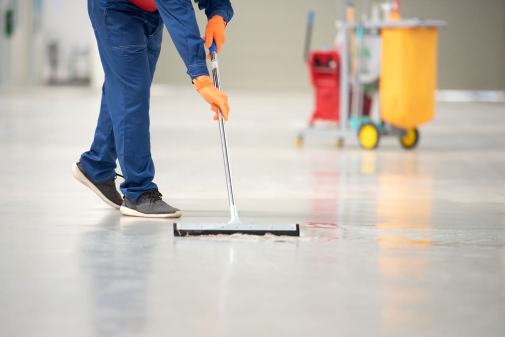 Person som rengjør gulv med mopp